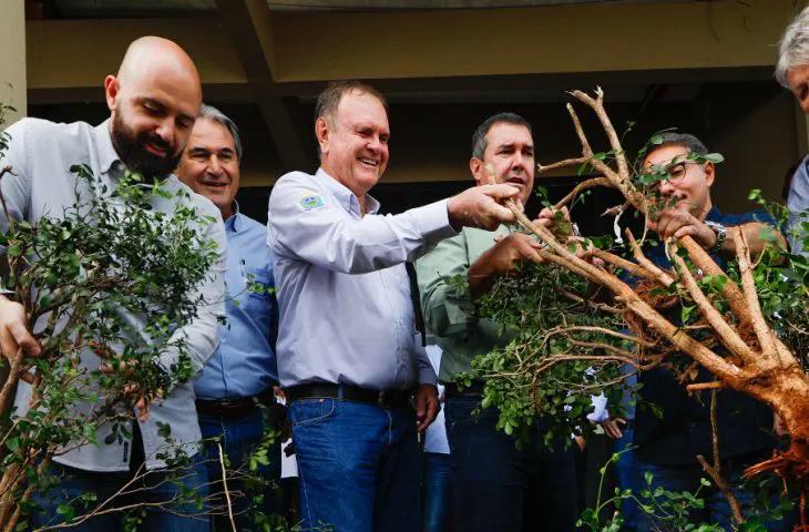Riedel arranca murta na Expogrande e assina convênios para escola no Pantanal e digitalização fundiária