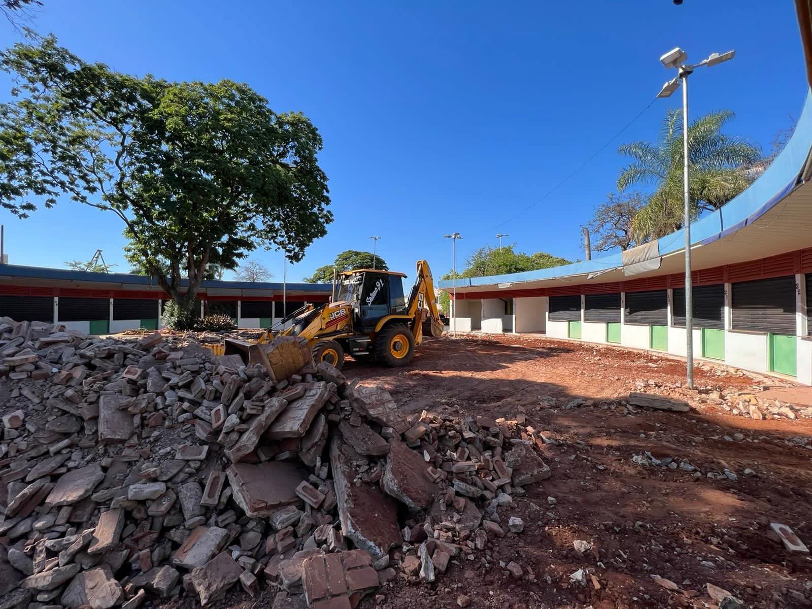 Obra na Praça dos Imigrantes avança só 35% e deveria ter sido entregue em abril