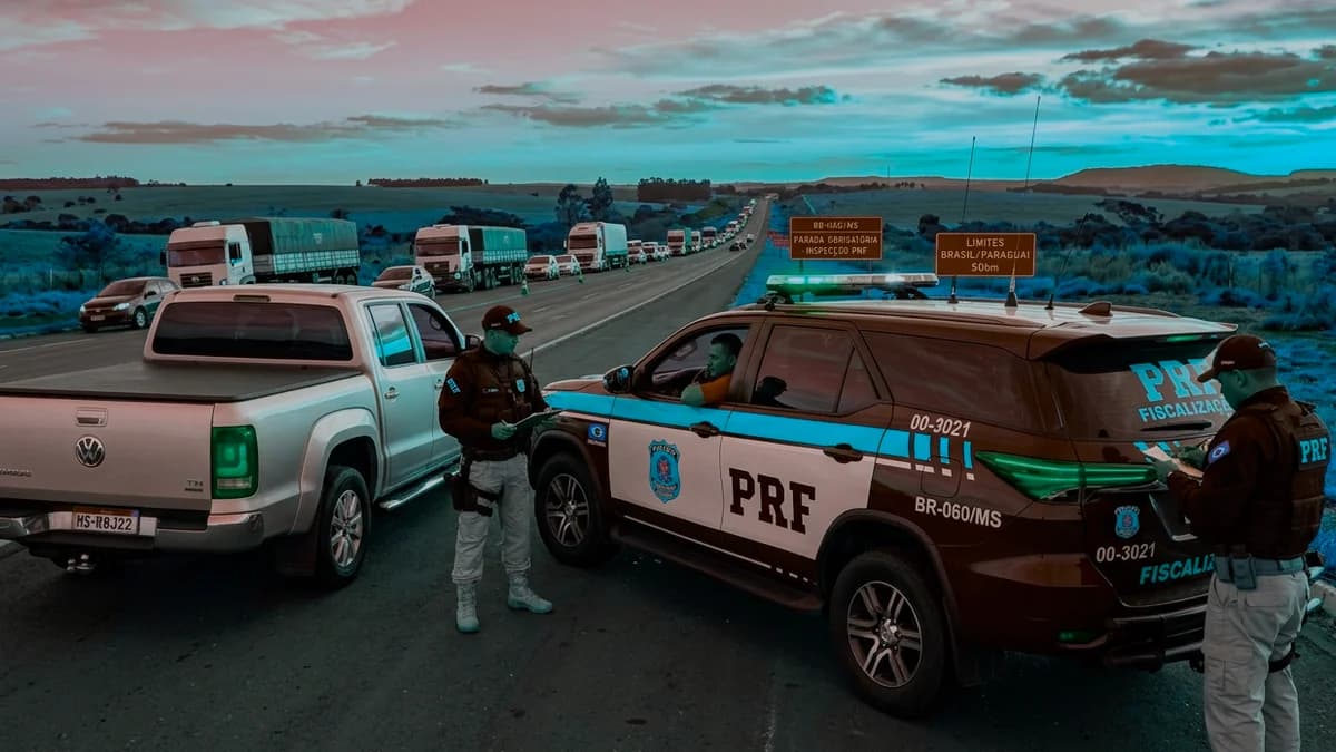Carreta carregada de soja fica totalmente destruída após pegar fogo em rodovia