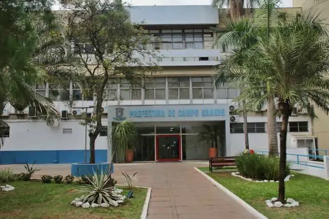 Juiz dá 72 horas para prefeitura explicar horário reduzido em repartições de CG
