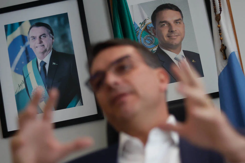 Flávio Bolsonaro diz que não copiará estilo do pai: 'quem tentou, se deu mal'