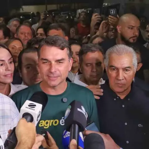 Flávio Bolsonaro confirma Azambuja ao Senado e diz que 2ª vaga sairá por pesquisa