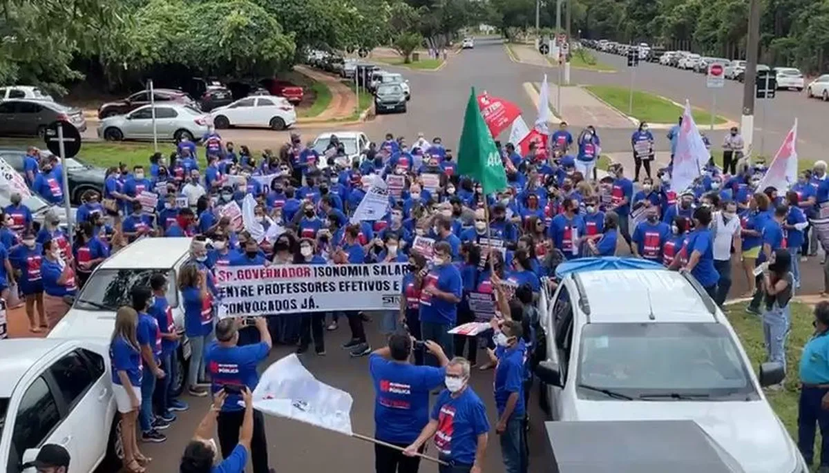 Professores protestam em Campo Grande por concursos, previdência e salários