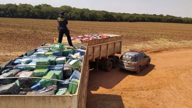 Traficantes abandonam 3,2 toneladas de maconha após furar bloqueio policial em MS