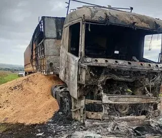 Carreta carregada de soja fica totalmente destruída após pegar fogo em rodovia