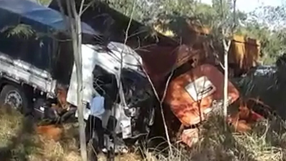 Resgate na BR-262: Colisão frontal entre dois caminhões mobiliza Corpo de Bombeiros em MS