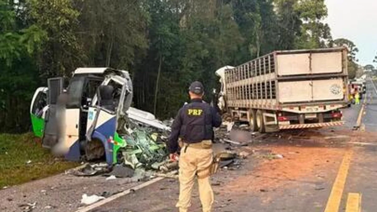 Tragédia na BR-373: Colisão frontal entre micro-ônibus da Saúde e carreta deixa 23 mortos e 5 feridos no Paraná