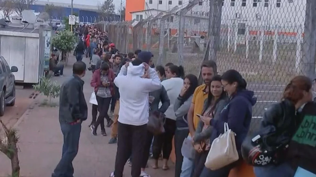 Desempregado pedala 20 km e passa 12 horas em fila para concorrer a emprego no interior de SP